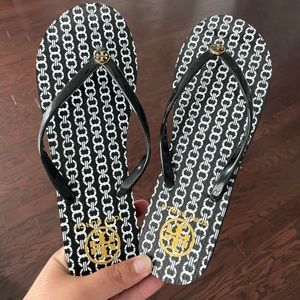Tory burch white, blk and gold flip flops